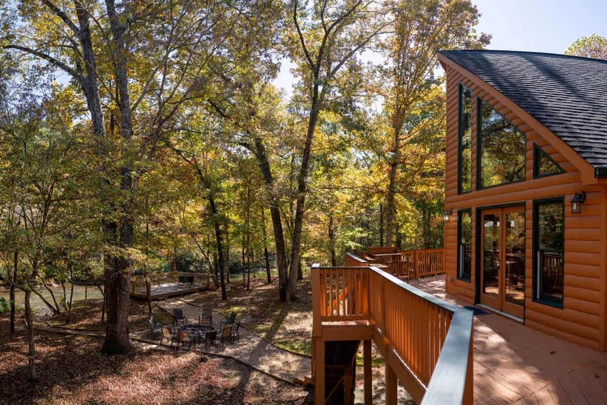 ALPINE RIVER ESCAPE - SECLUDED RIVERFRONT CABIN