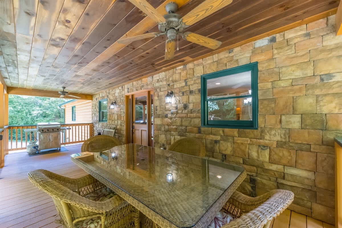 ALPINE RIVER ESCAPE - SECLUDED RIVERFRONT CABIN