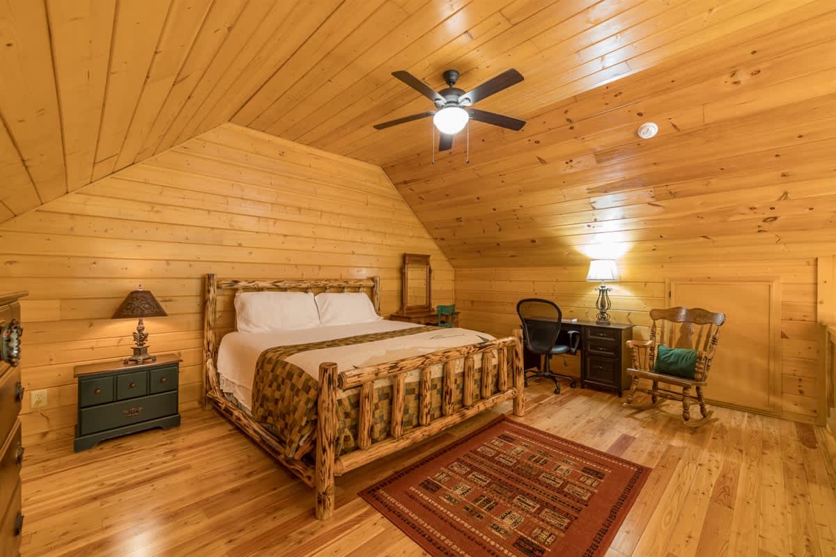 ALPINE RIVER ESCAPE - SECLUDED RIVERFRONT CABIN