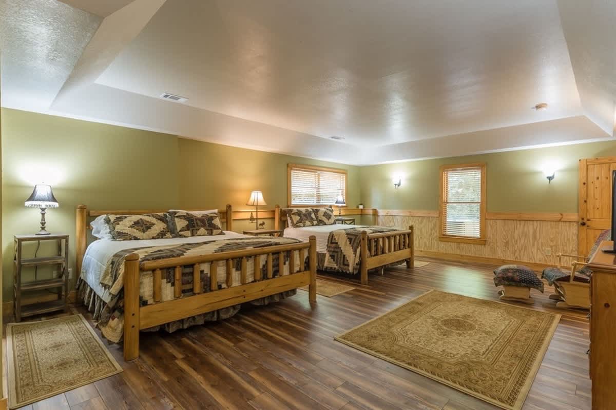 ALPINE RIVER ESCAPE - SECLUDED RIVERFRONT CABIN