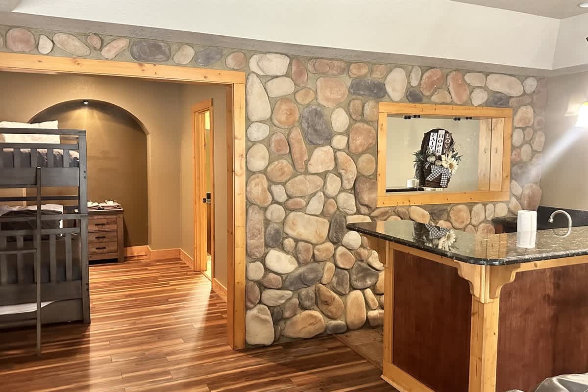 ALPINE RIVER ESCAPE - SECLUDED RIVERFRONT CABIN