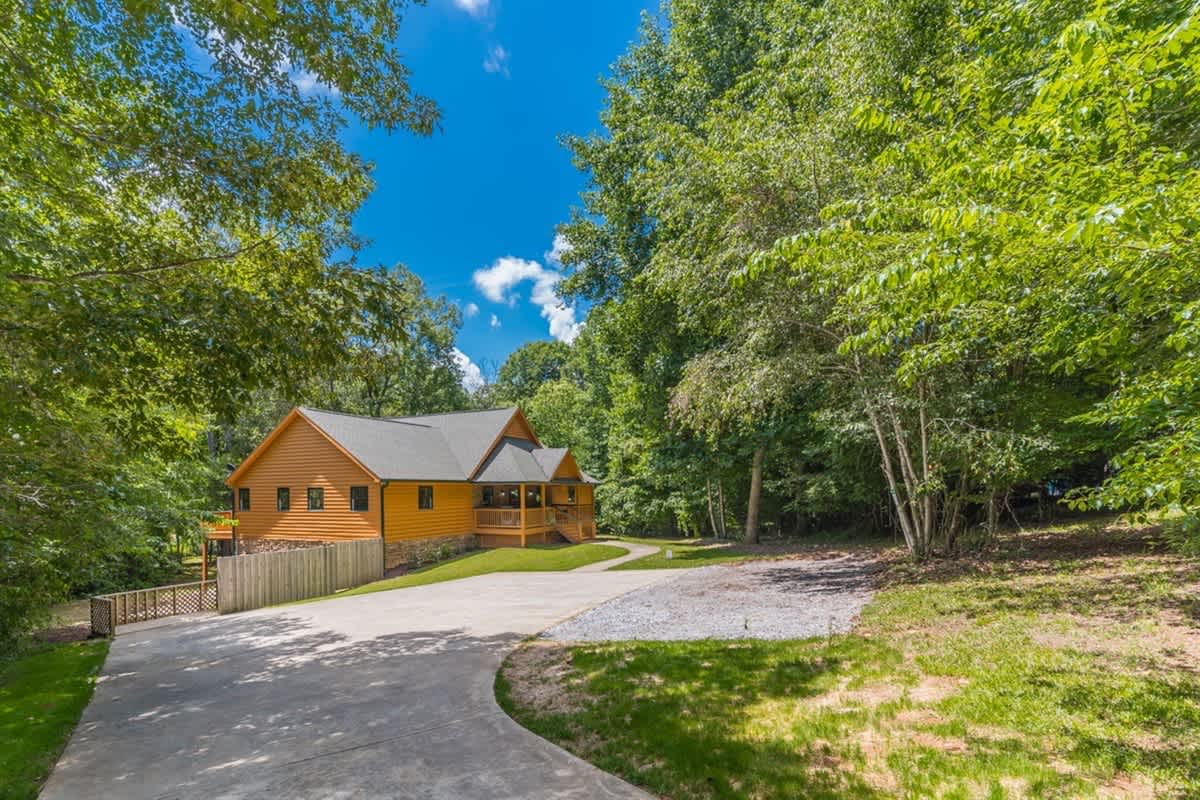 ALPINE RIVER ESCAPE - SECLUDED RIVERFRONT CABIN