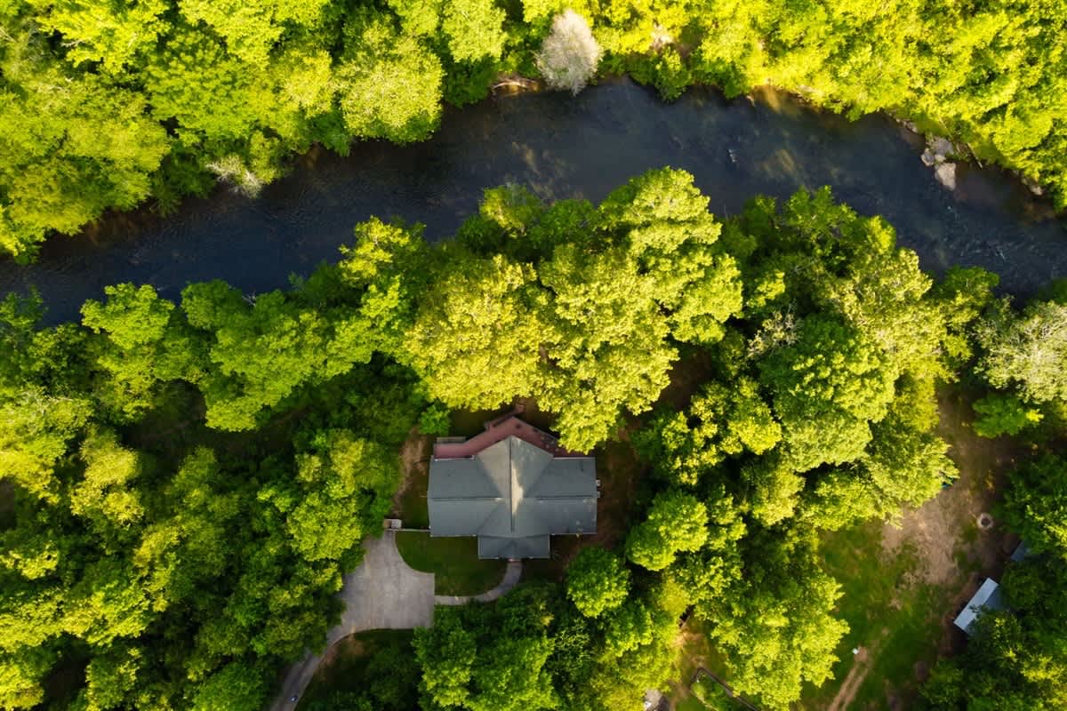 ALPINE RIVER ESCAPE - SECLUDED RIVERFRONT CABIN