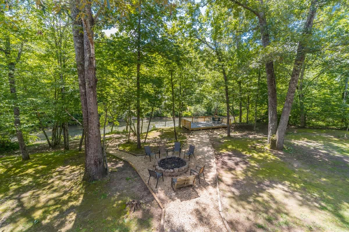ALPINE RIVER ESCAPE - SECLUDED RIVERFRONT CABIN