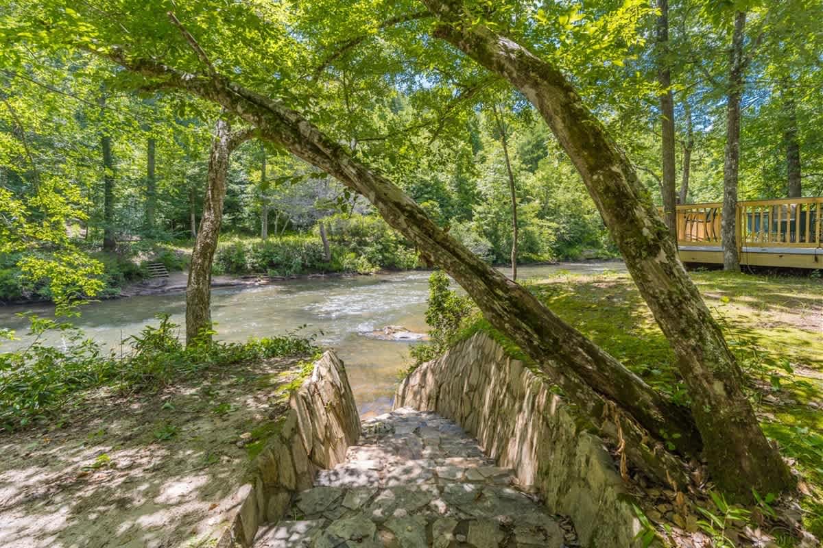 ALPINE RIVER ESCAPE - SECLUDED RIVERFRONT CABIN