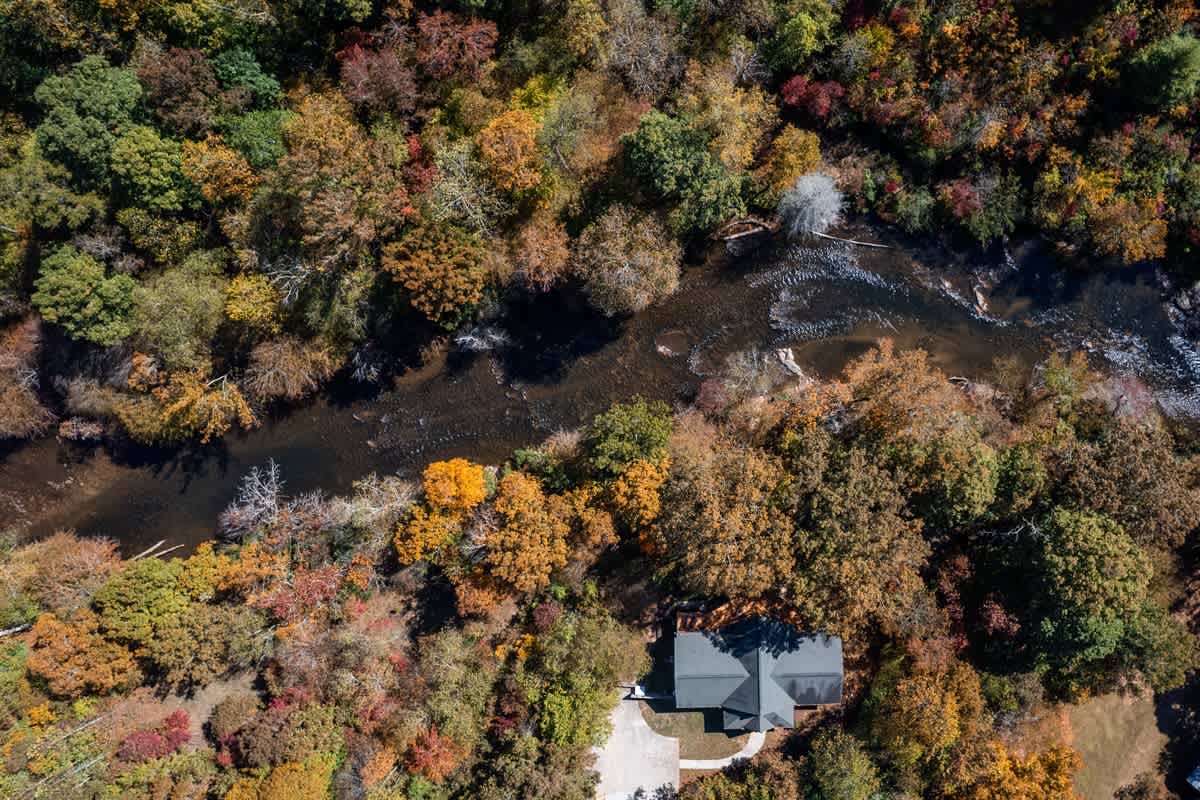 ALPINE RIVER ESCAPE - SECLUDED RIVERFRONT CABIN