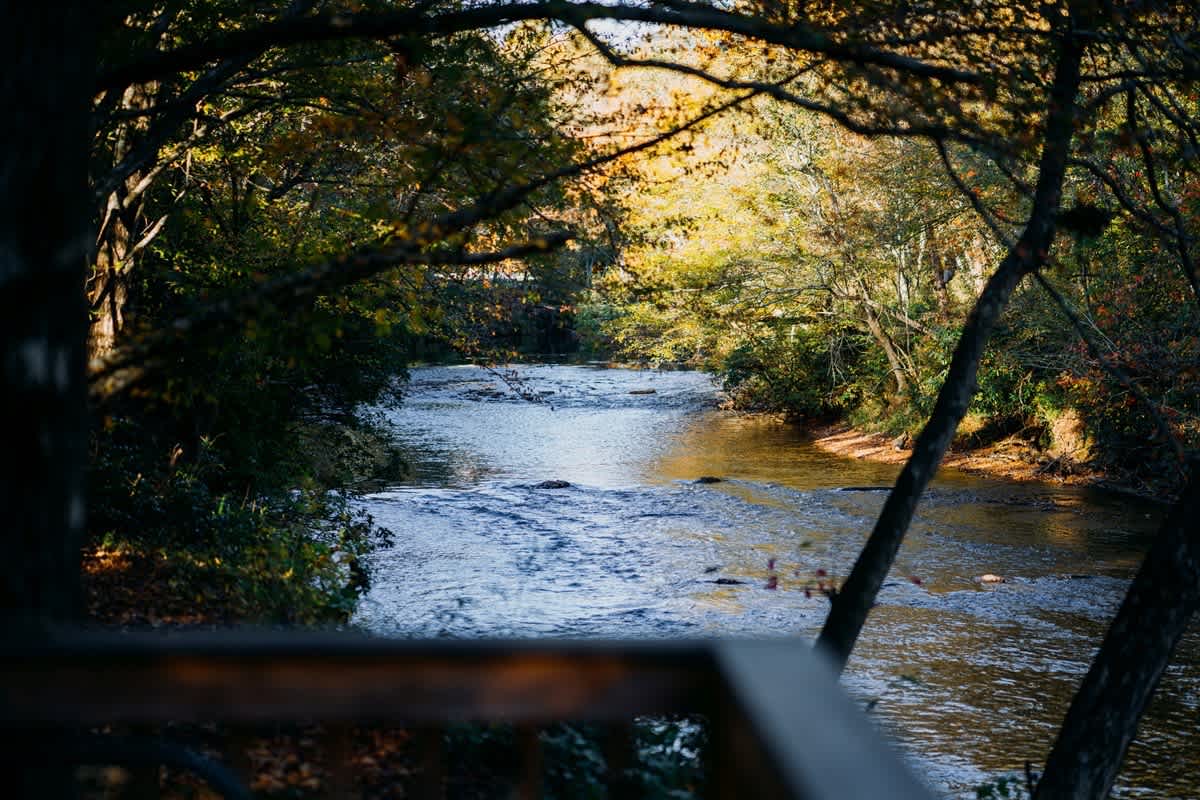 ALPINE RIVER ESCAPE - SECLUDED RIVERFRONT CABIN