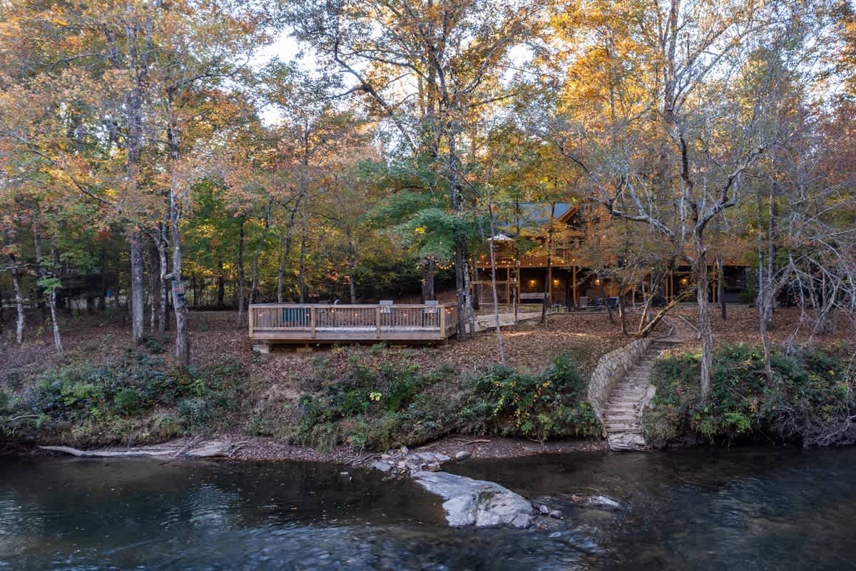 ALPINE RIVER ESCAPE - SECLUDED RIVERFRONT CABIN