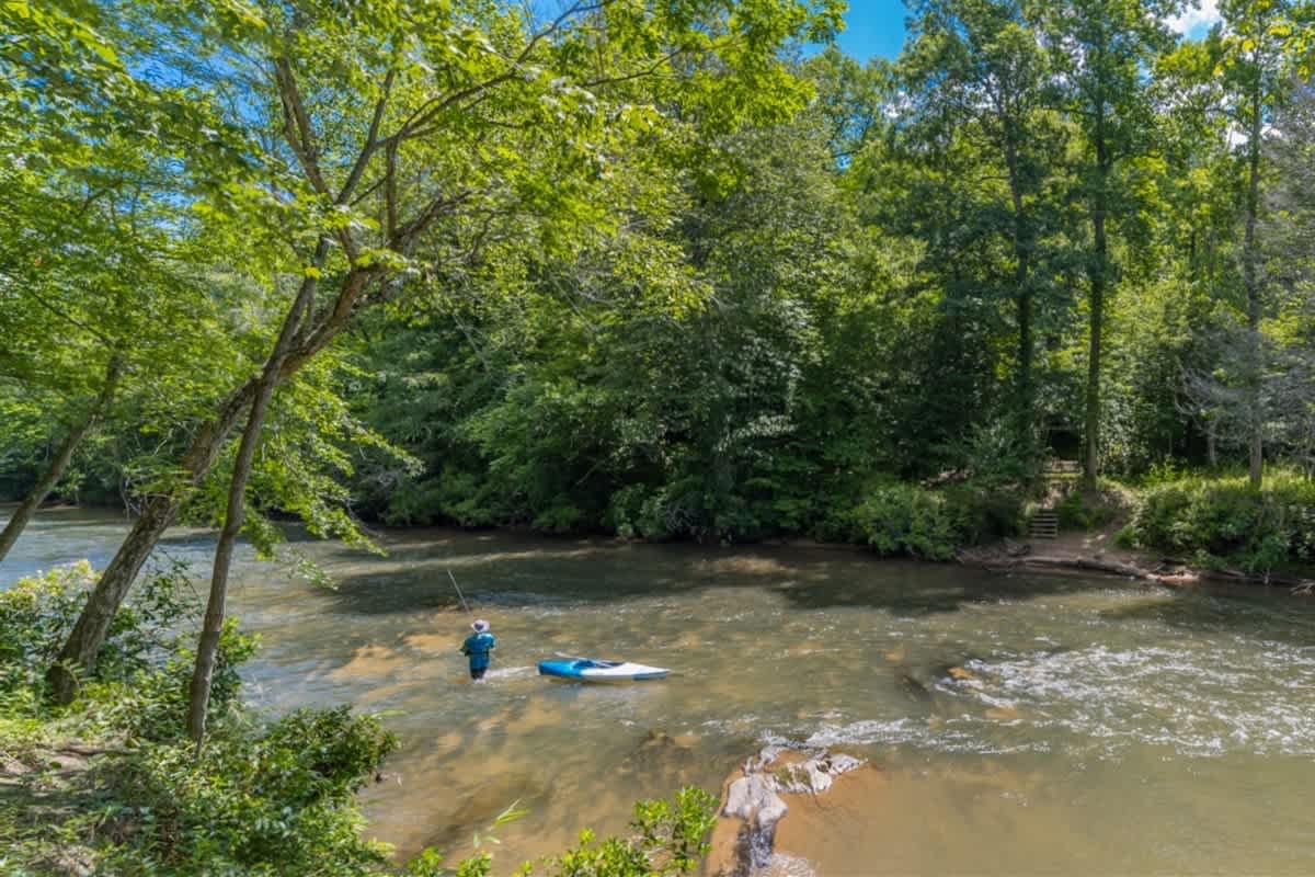 ALPINE RIVER ESCAPE - SECLUDED RIVERFRONT CABIN