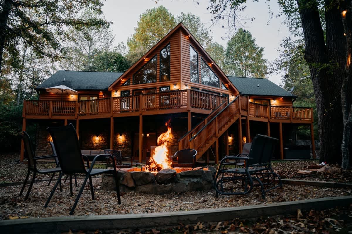 ALPINE RIVER ESCAPE - SECLUDED RIVERFRONT CABIN