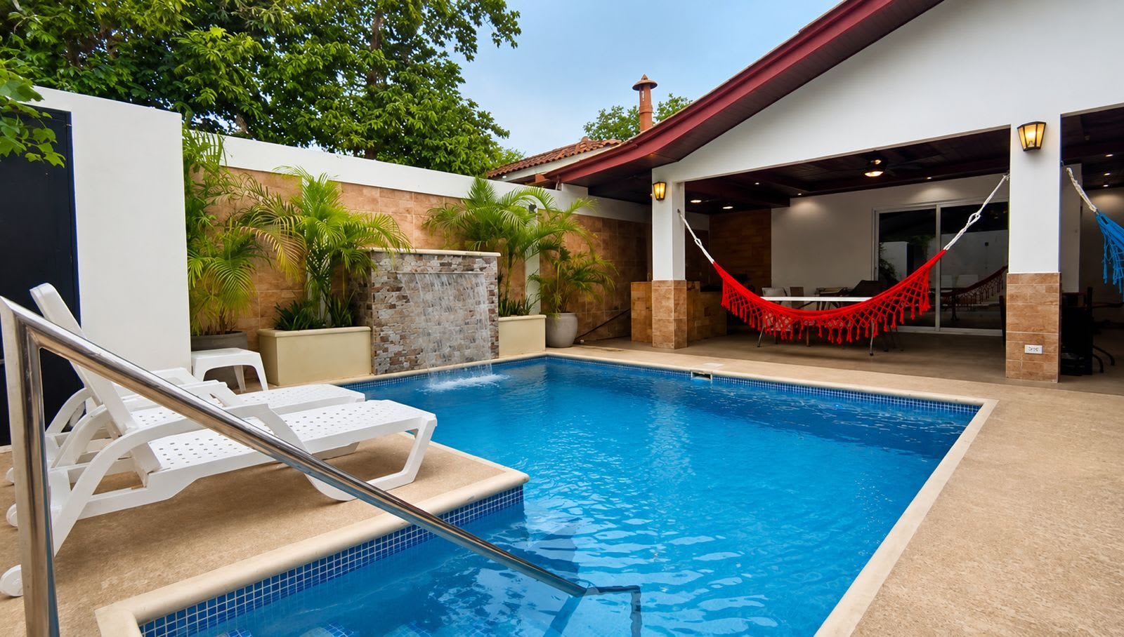 Chitré Pool & BBQ House | Sunny Patio & AC