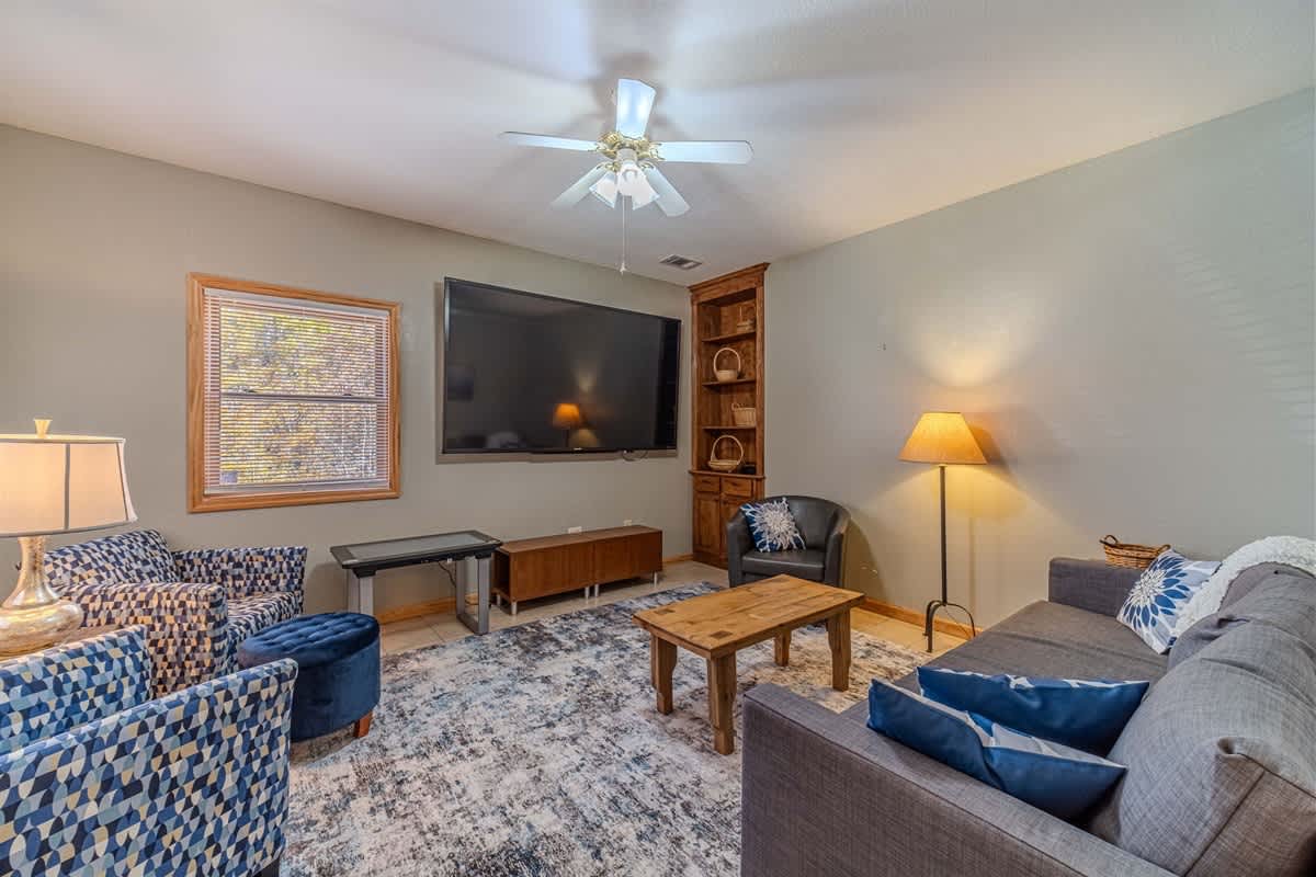 MONARCH MANOR - HOT TUB, GAMES, FIRE PIT, GAMES