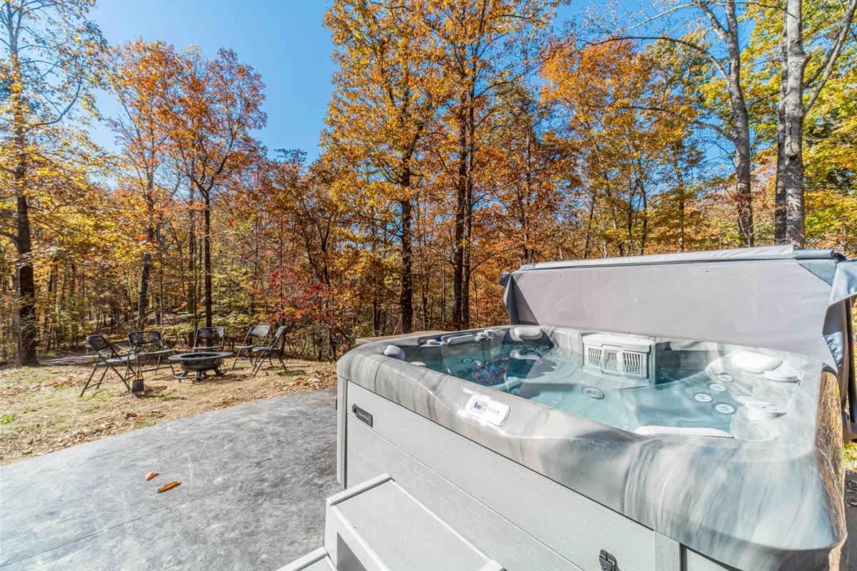 MONARCH MANOR - HOT TUB, GAMES, FIRE PIT, GAMES