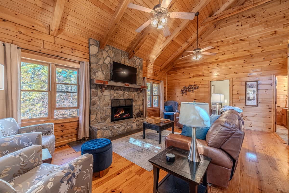 MONARCH MANOR - HOT TUB, GAMES, FIRE PIT, GAMES