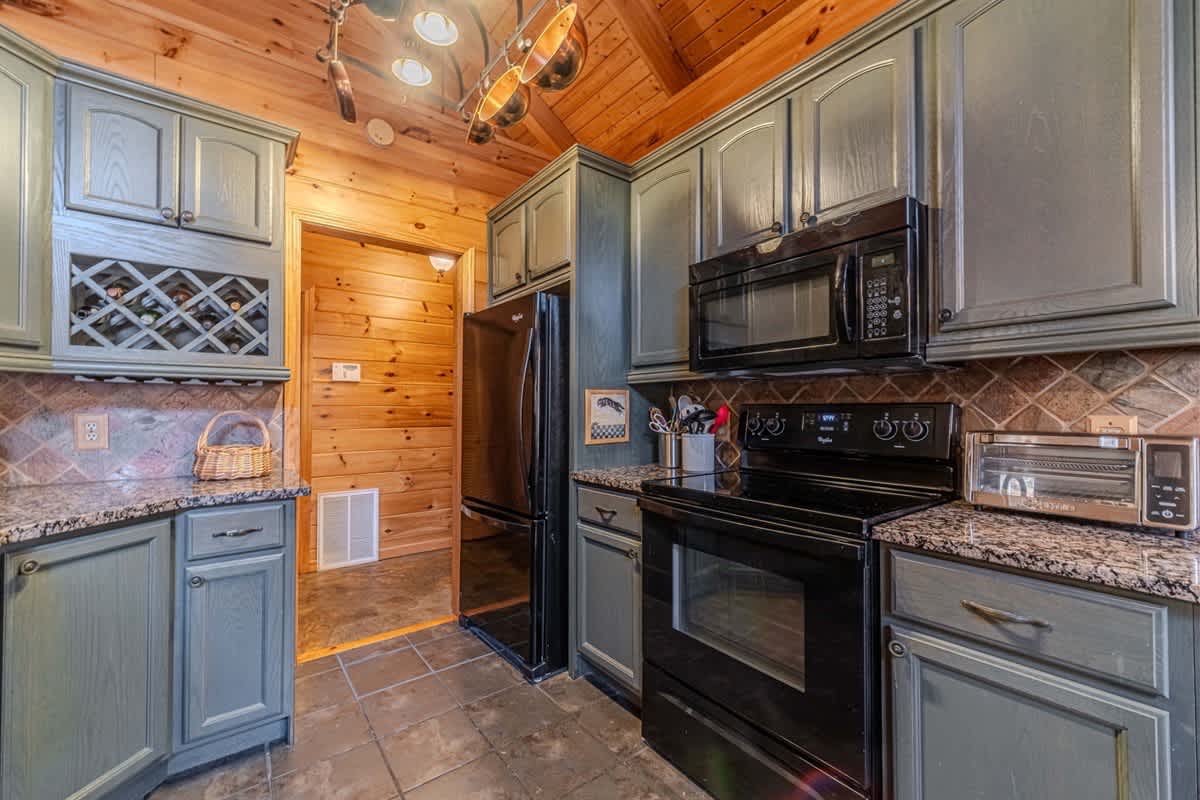 MONARCH MANOR - HOT TUB, GAMES, FIRE PIT, GAMES