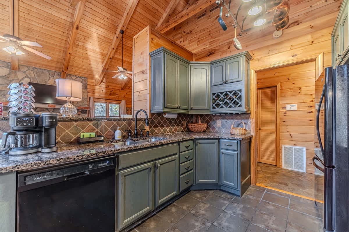 MONARCH MANOR - HOT TUB, GAMES, FIRE PIT, GAMES
