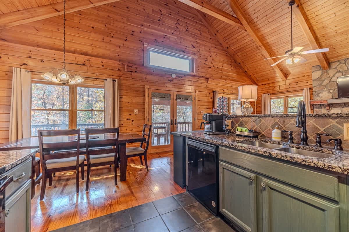 MONARCH MANOR - HOT TUB, GAMES, FIRE PIT, GAMES