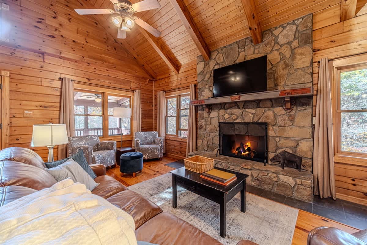 MONARCH MANOR - HOT TUB, GAMES, FIRE PIT, GAMES