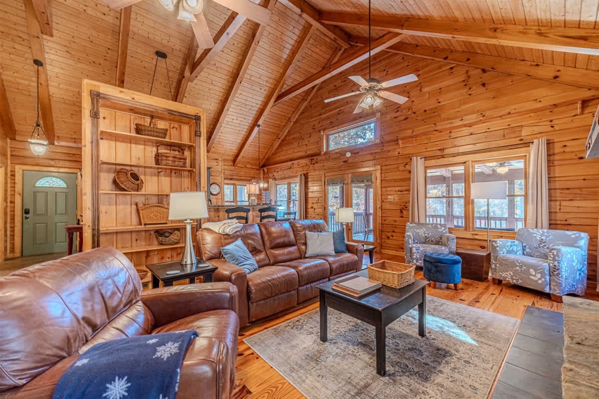 MONARCH MANOR - HOT TUB, GAMES, FIRE PIT, GAMES