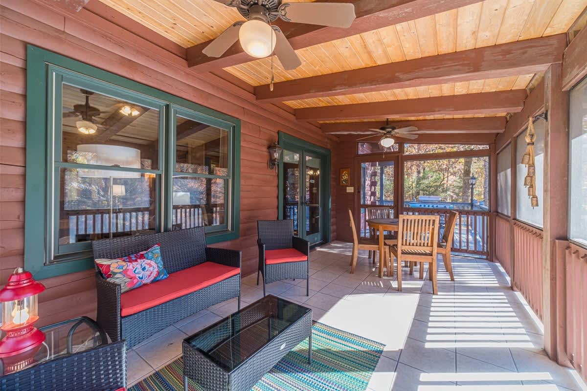 MONARCH MANOR - HOT TUB, GAMES, FIRE PIT, GAMES