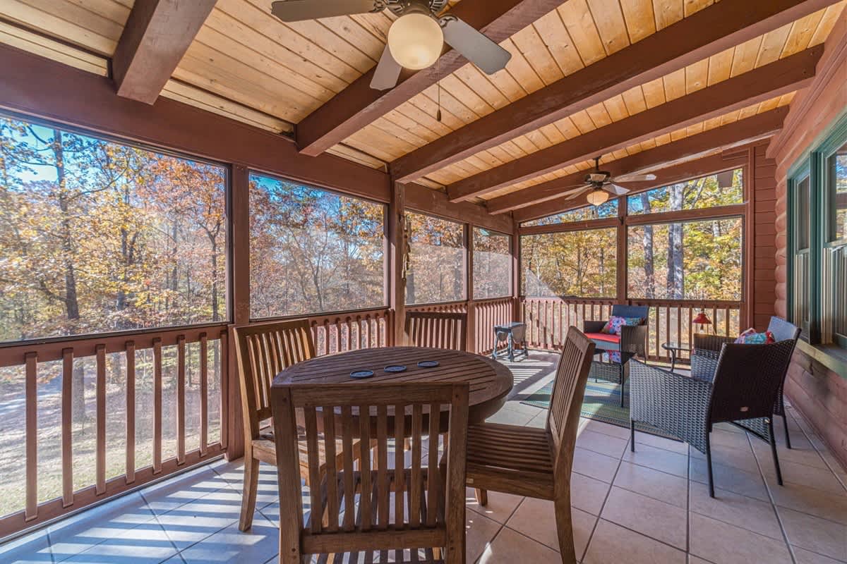 MONARCH MANOR - HOT TUB, GAMES, FIRE PIT, GAMES
