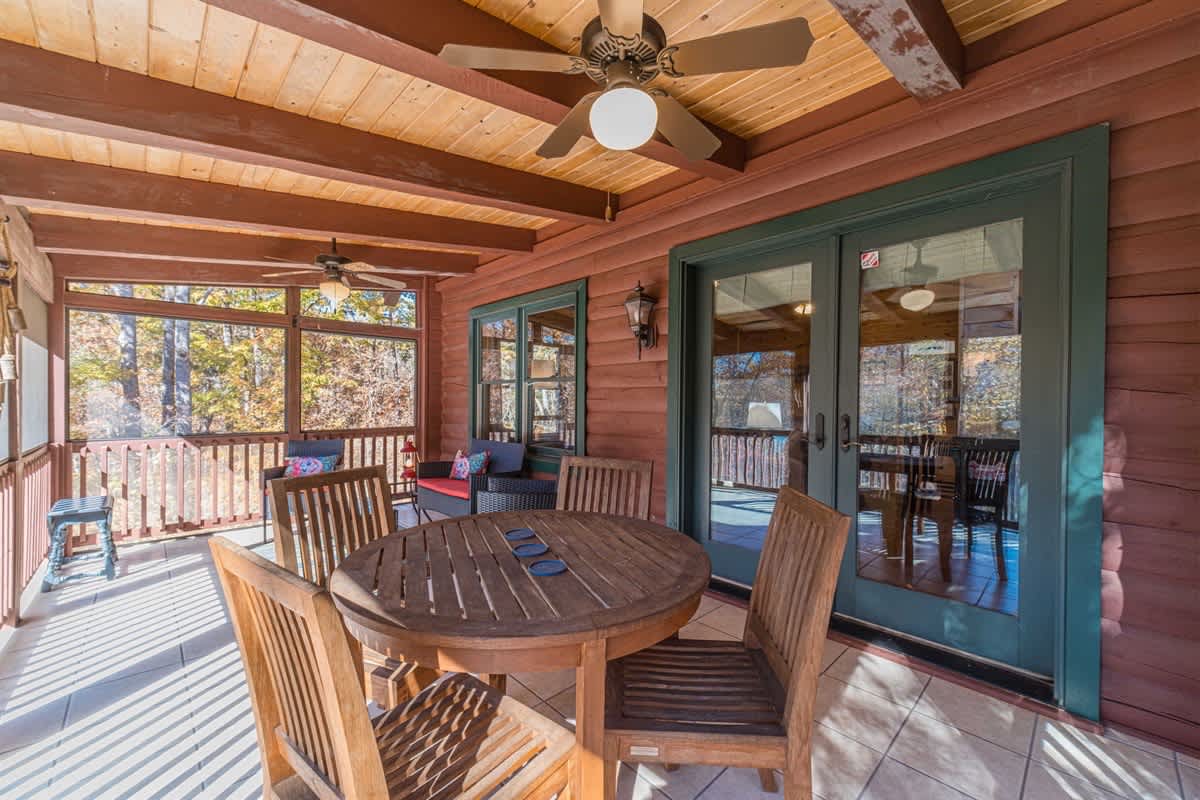 MONARCH MANOR - HOT TUB, GAMES, FIRE PIT, GAMES