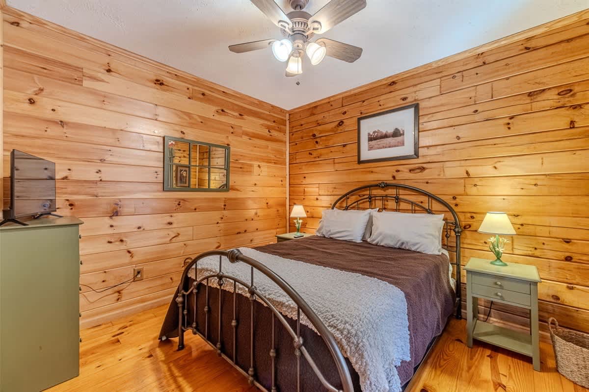MONARCH MANOR - HOT TUB, GAMES, FIRE PIT, GAMES