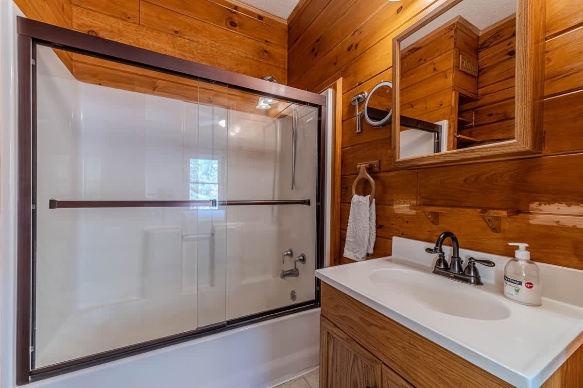 MONARCH MANOR - HOT TUB, GAMES, FIRE PIT, GAMES