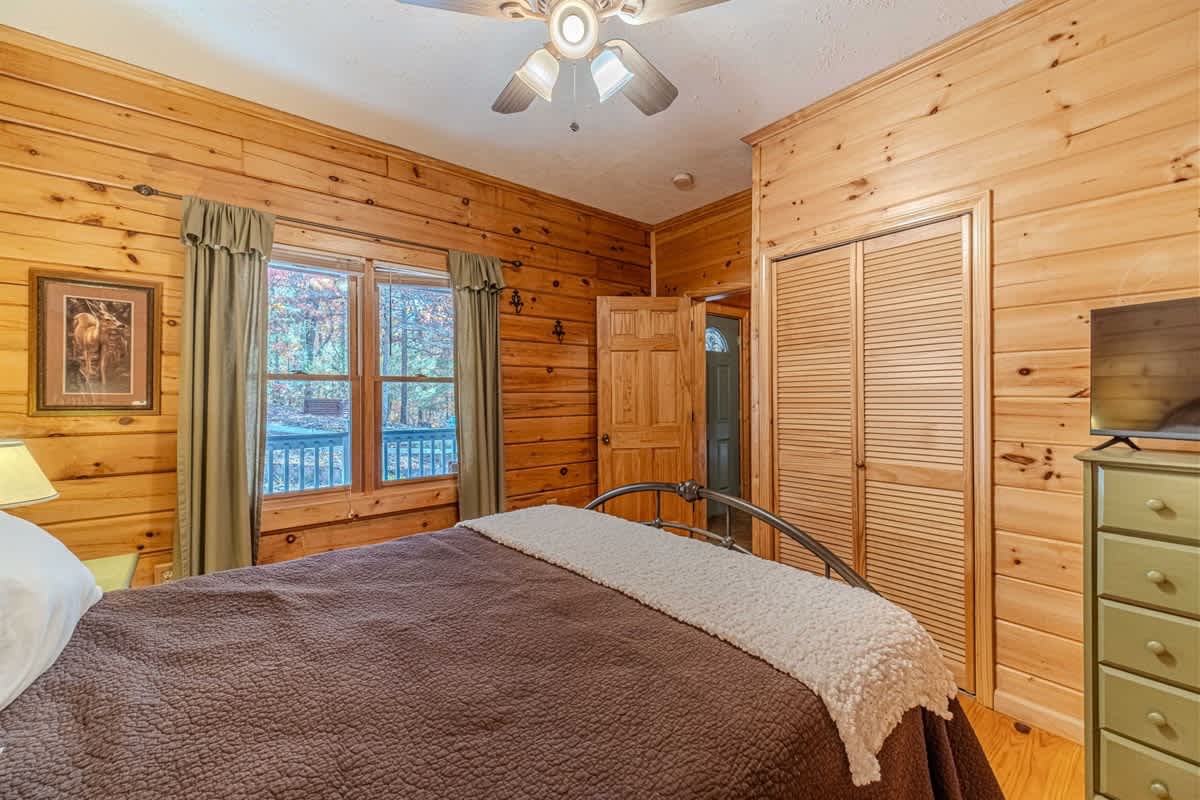 MONARCH MANOR - HOT TUB, GAMES, FIRE PIT, GAMES