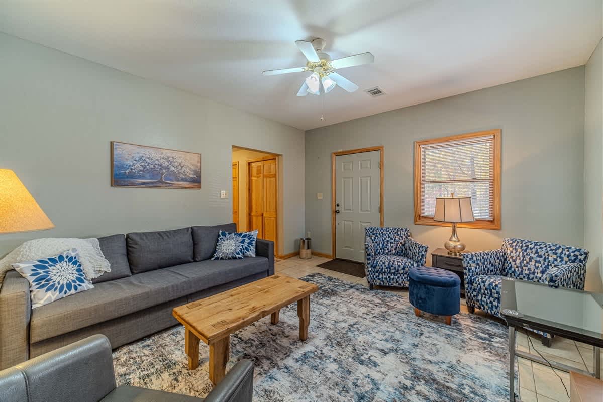 MONARCH MANOR - HOT TUB, GAMES, FIRE PIT, GAMES
