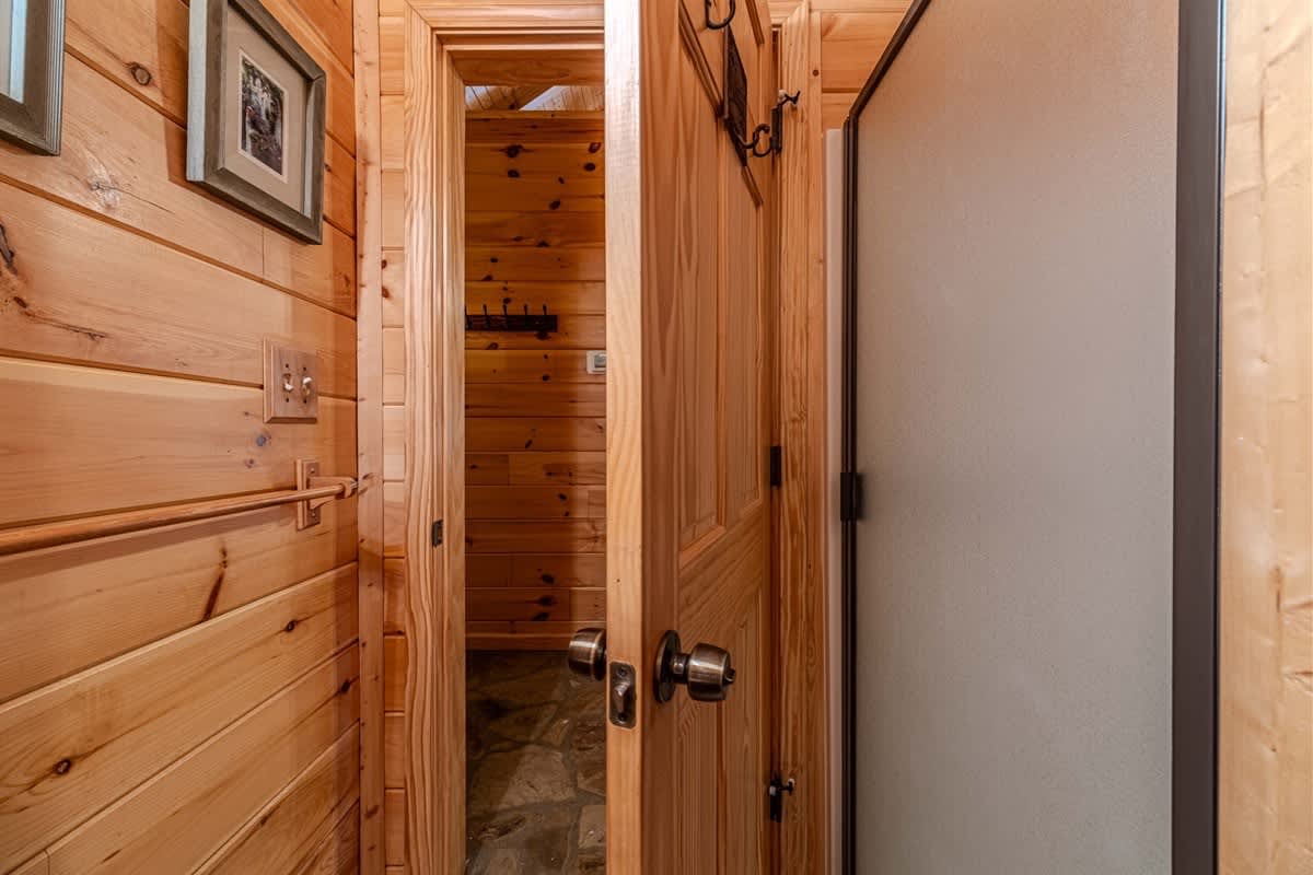 MONARCH MANOR - HOT TUB, GAMES, FIRE PIT, GAMES