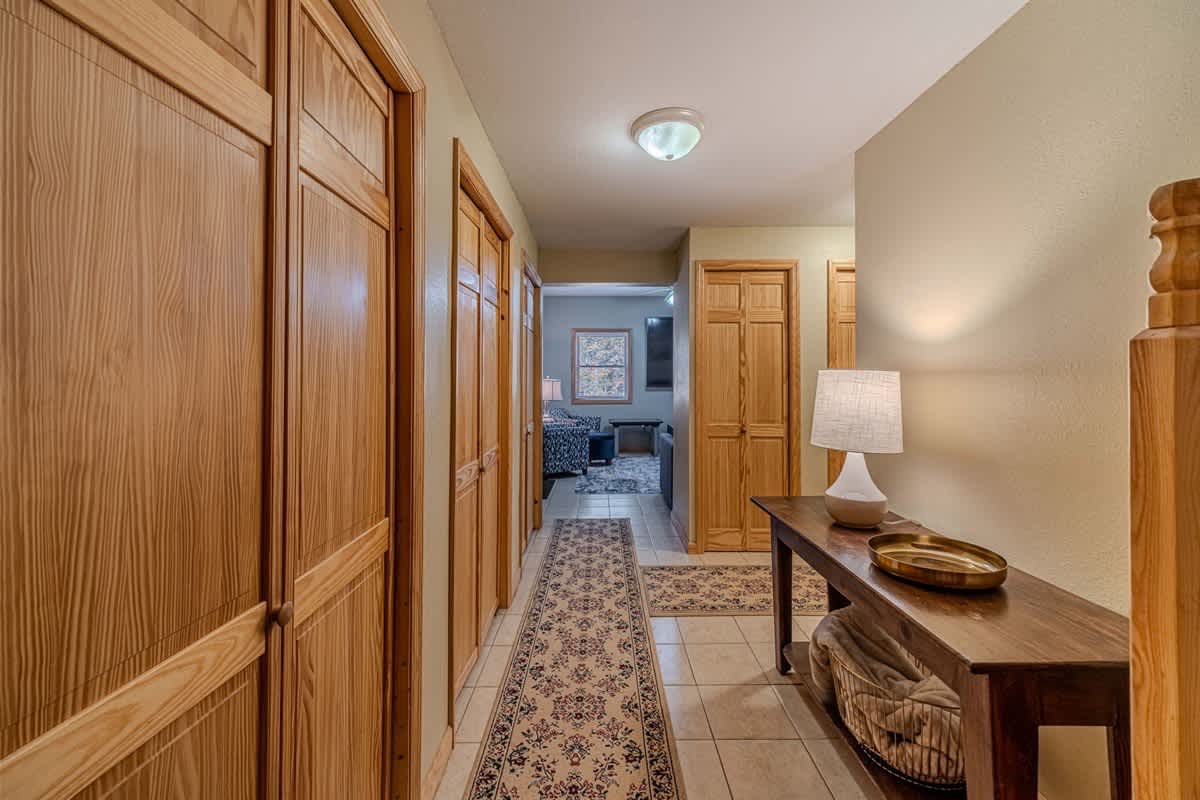 MONARCH MANOR - HOT TUB, GAMES, FIRE PIT, GAMES