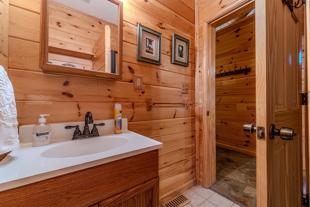 MONARCH MANOR - HOT TUB, GAMES, FIRE PIT, GAMES