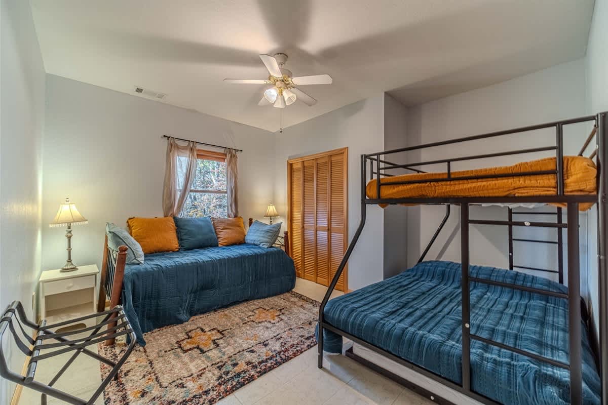MONARCH MANOR - HOT TUB, GAMES, FIRE PIT, GAMES