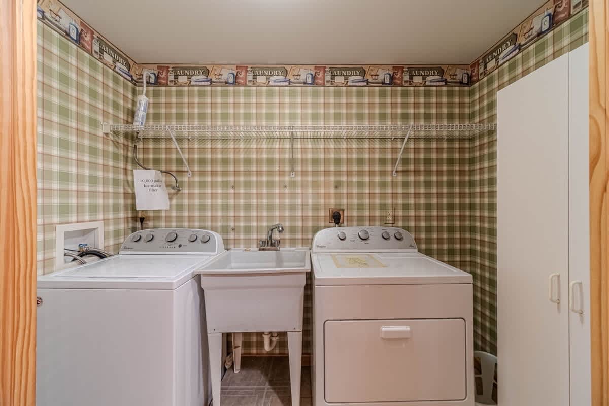 MONARCH MANOR - HOT TUB, GAMES, FIRE PIT, GAMES