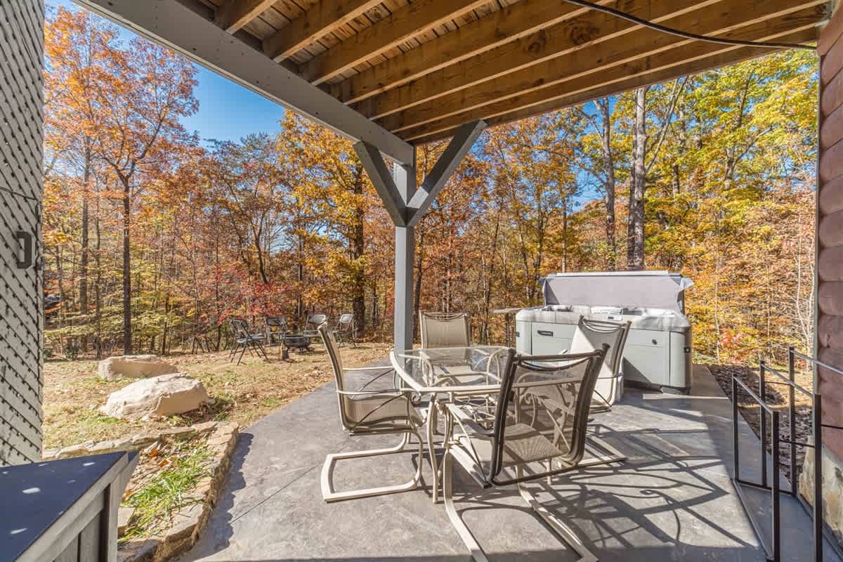MONARCH MANOR - HOT TUB, GAMES, FIRE PIT, GAMES