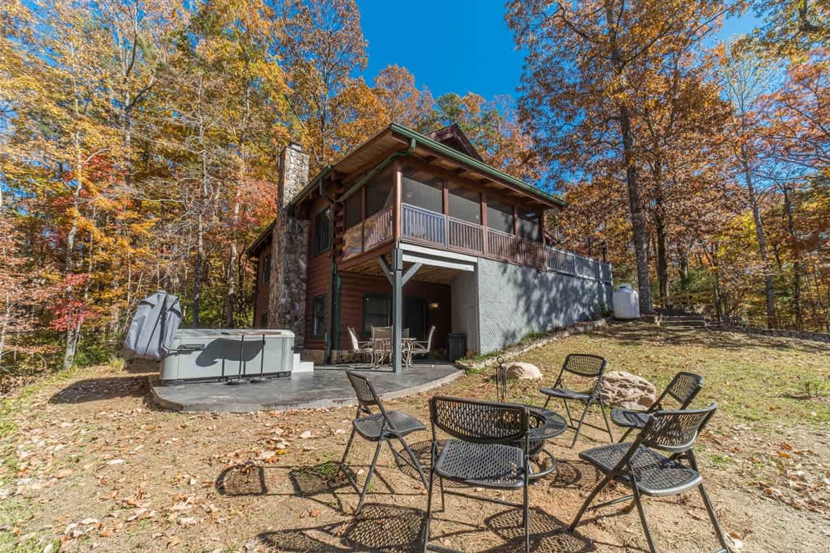 MONARCH MANOR - HOT TUB, GAMES, FIRE PIT, GAMES