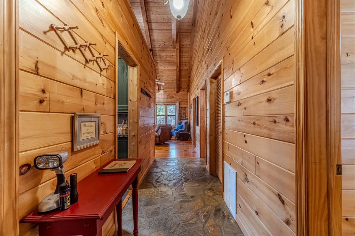 MONARCH MANOR - HOT TUB, GAMES, FIRE PIT, GAMES