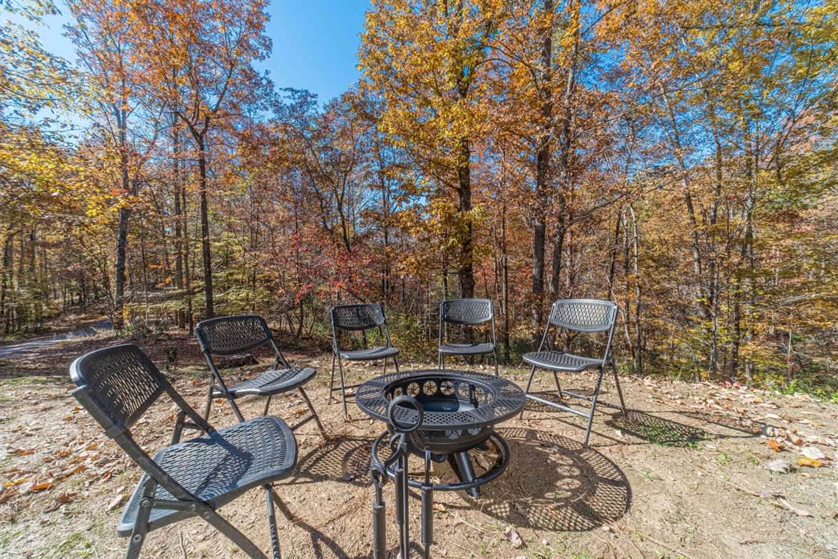 MONARCH MANOR - HOT TUB, GAMES, FIRE PIT, GAMES