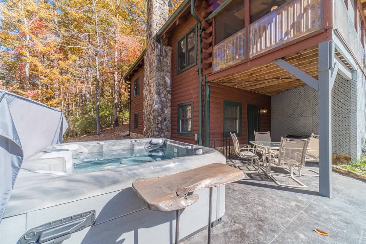 MONARCH MANOR - HOT TUB, GAMES, FIRE PIT, GAMES