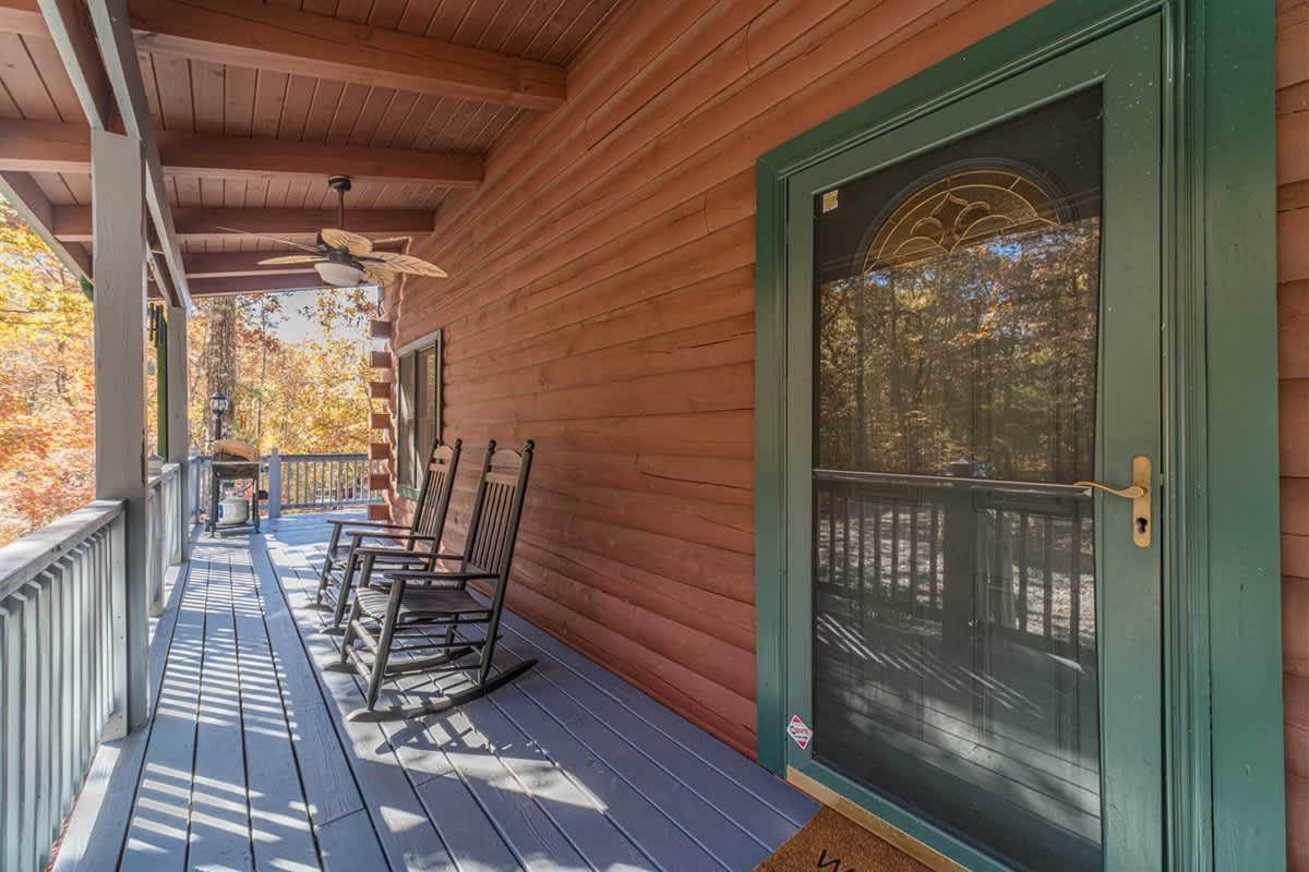 MONARCH MANOR - HOT TUB, GAMES, FIRE PIT, GAMES