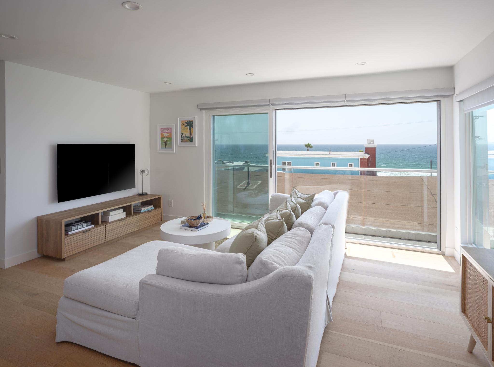 Renovated 2BR Steps from the Pacific with AC, Parking