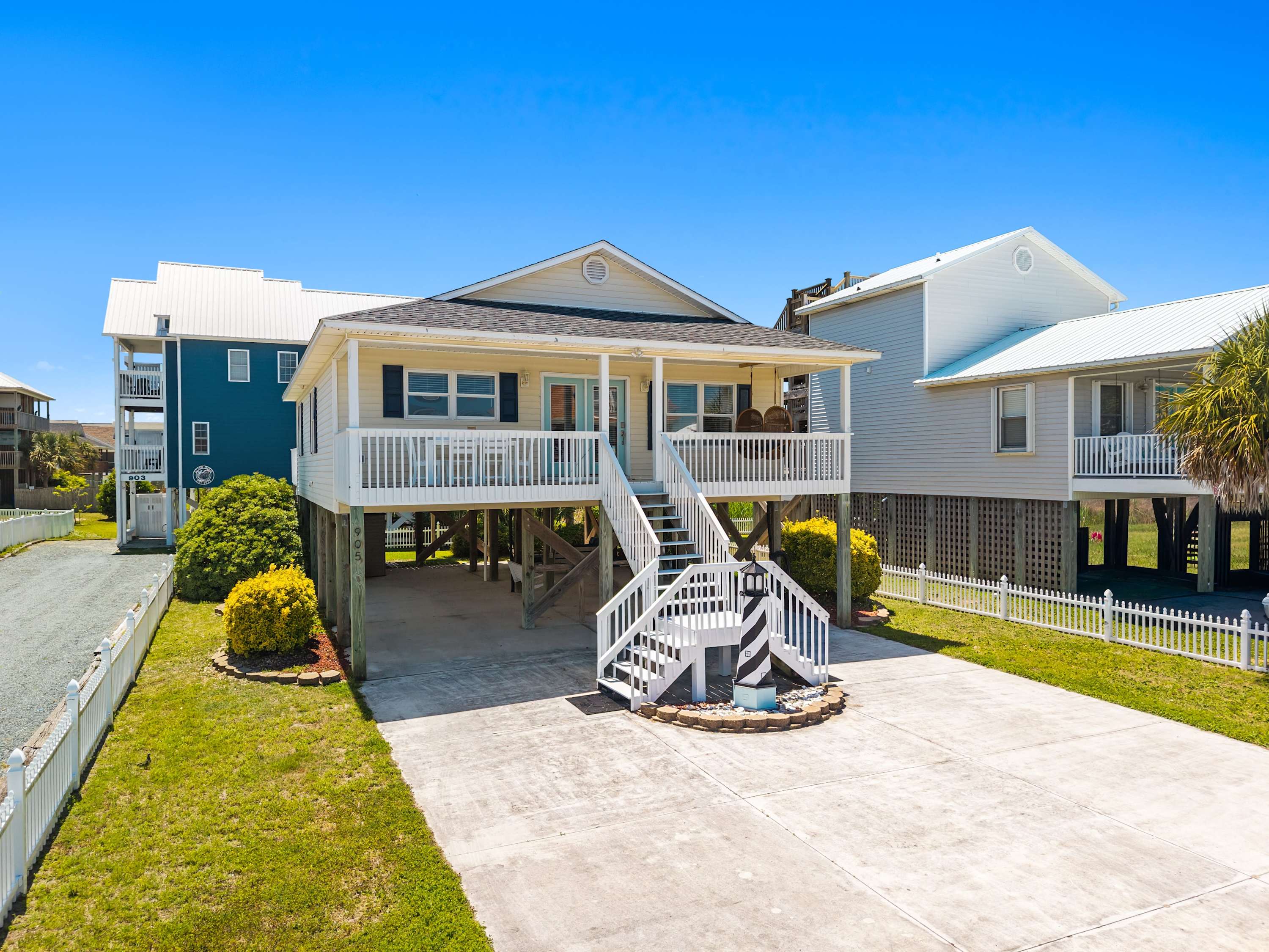 Coastal Escape With Private Balcony - Spacious And Charming Retreat - Surf City, NC