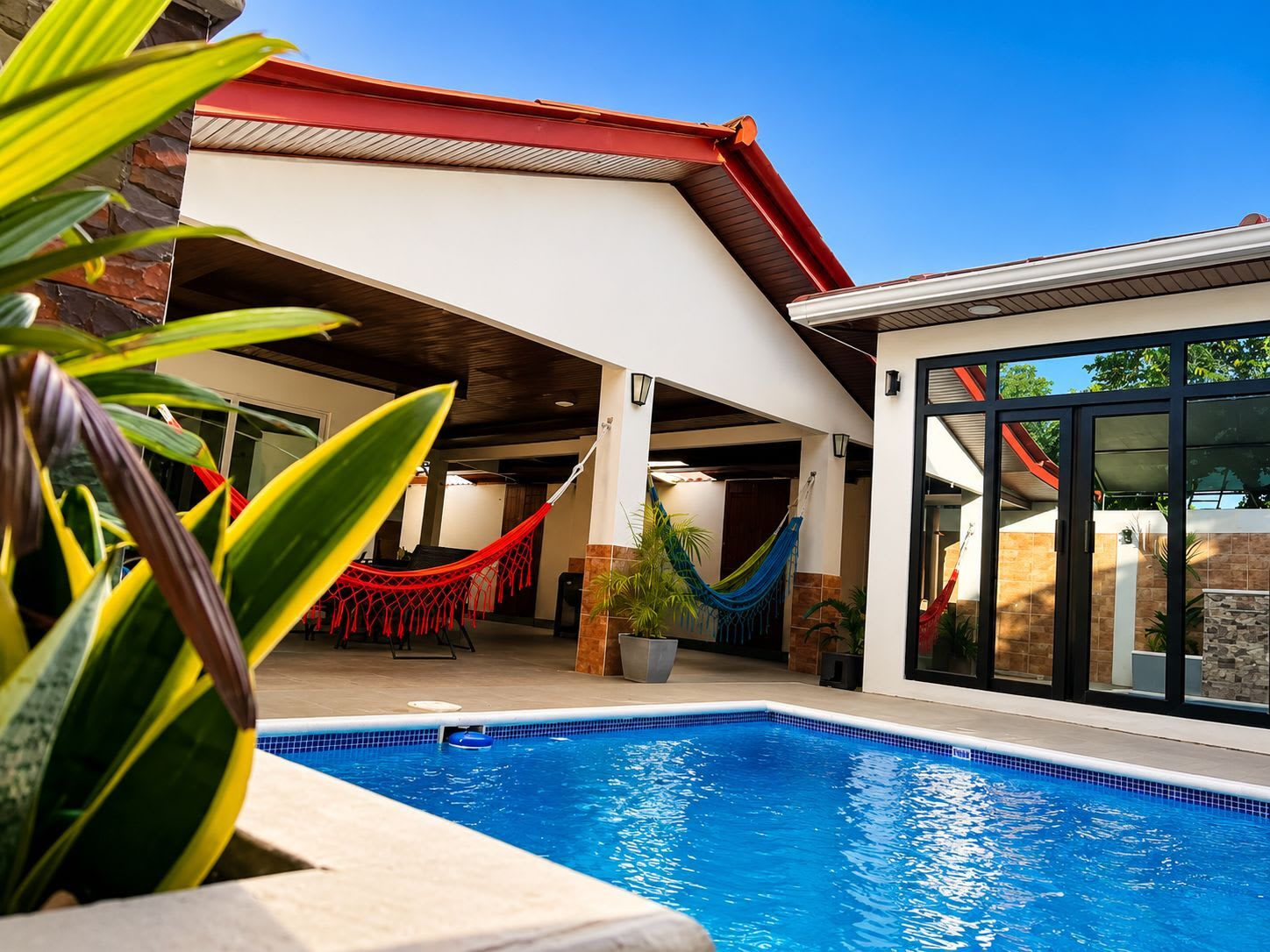 Chitré Oasis: Modern Home with Private Pool & BBQ
