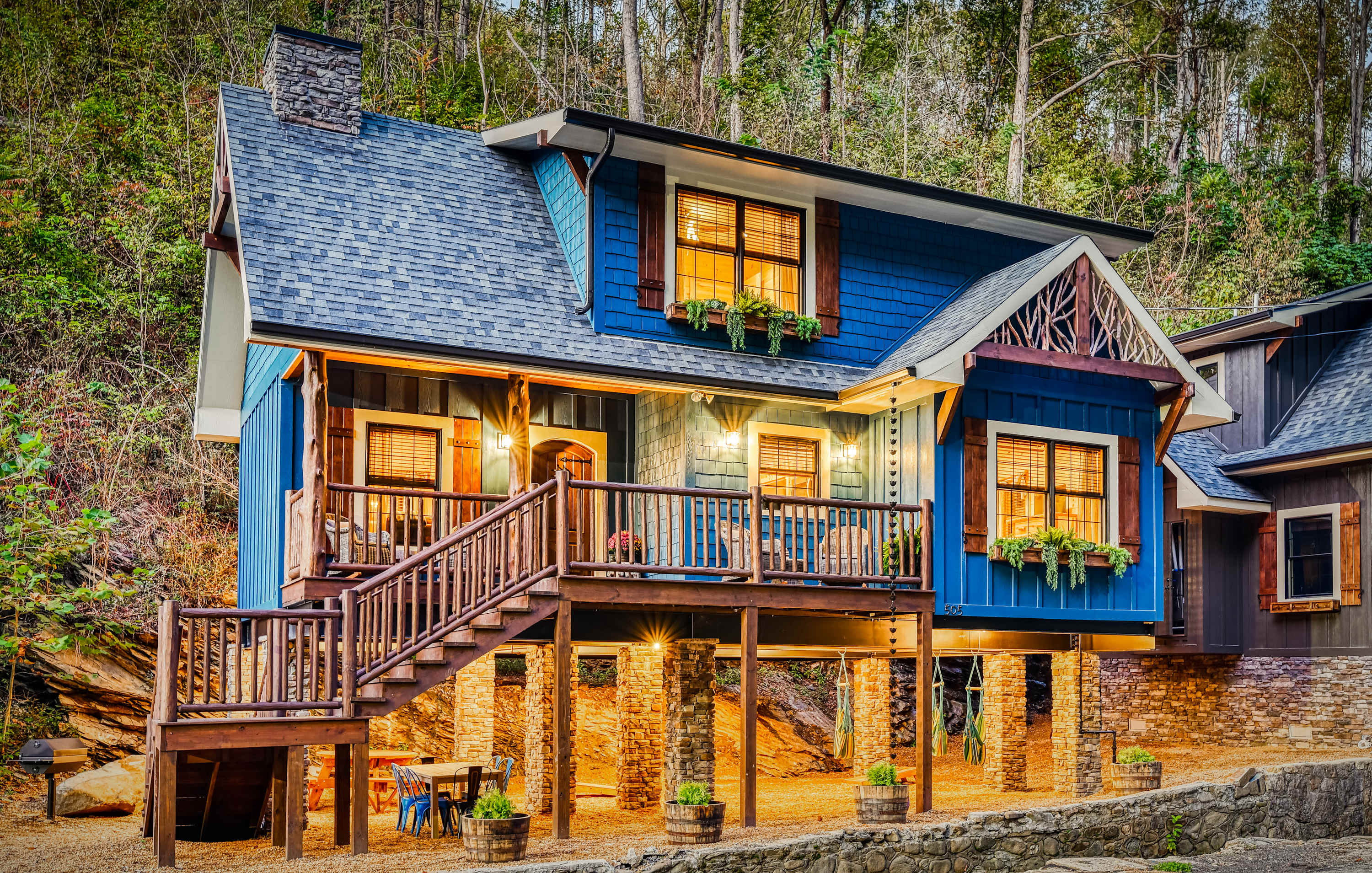 The Blue Spruce Creekside Chalet Near Downtown