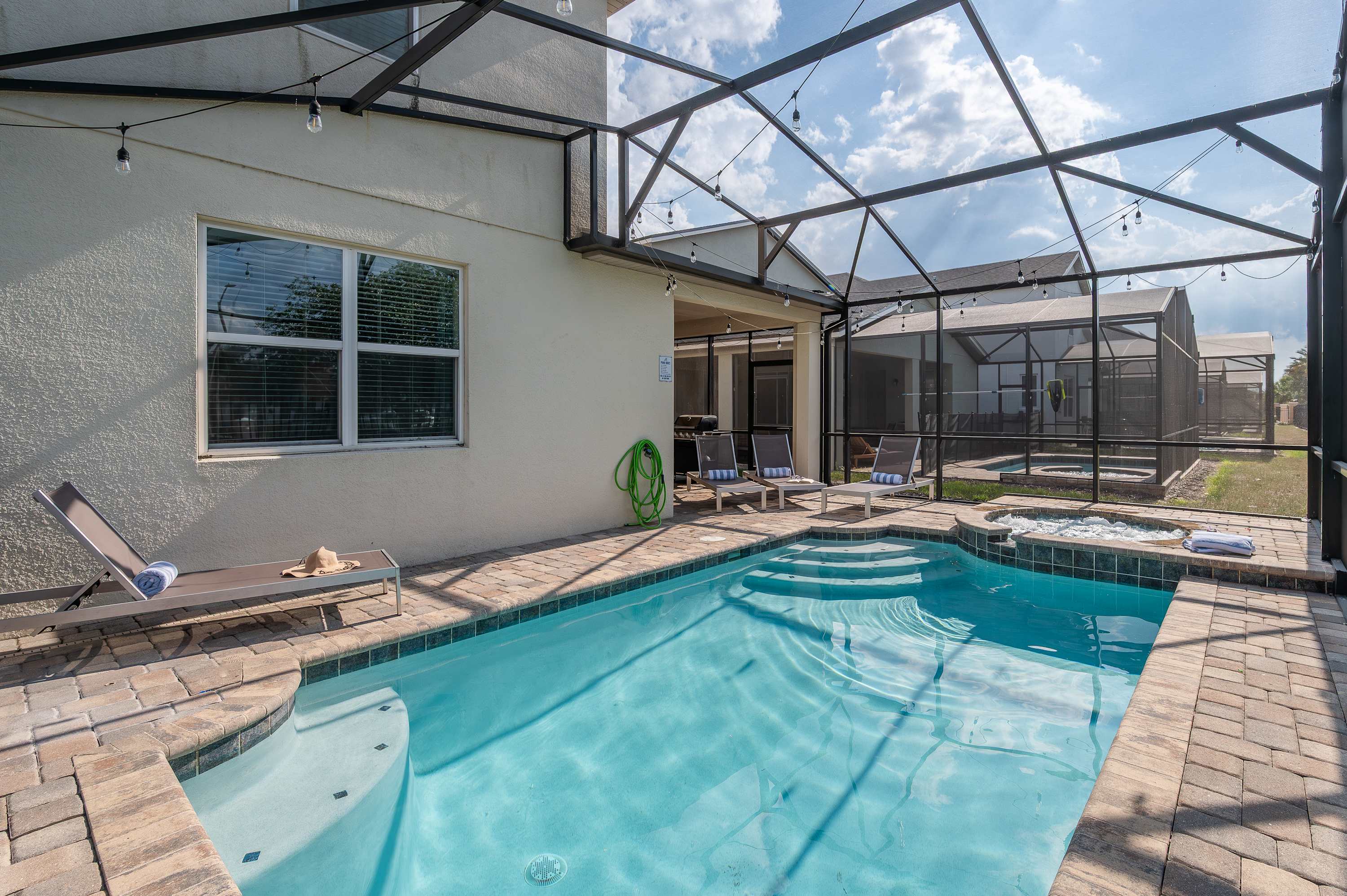 8BR retreat w/ game room, pool & hot tub