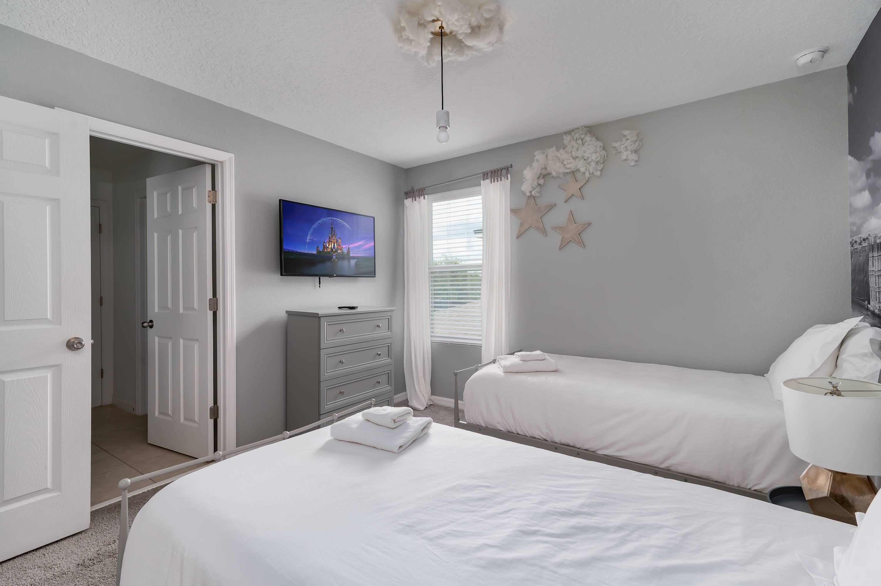 8BR retreat w/ game room, pool & hot tub