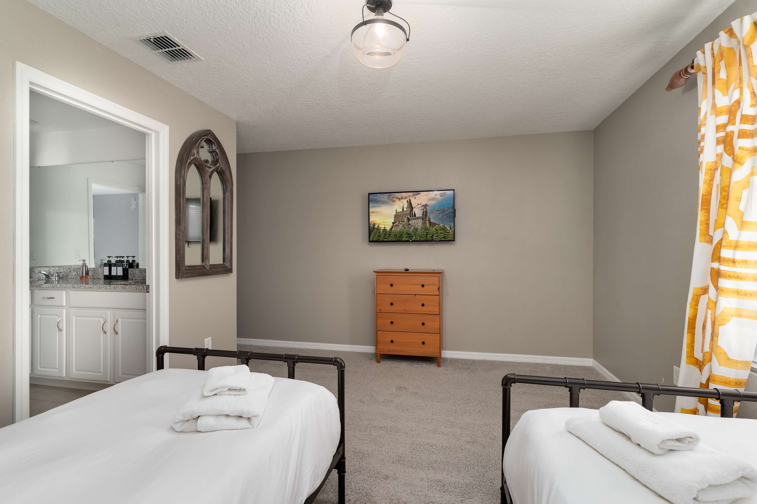 8BR retreat w/ game room, pool & hot tub