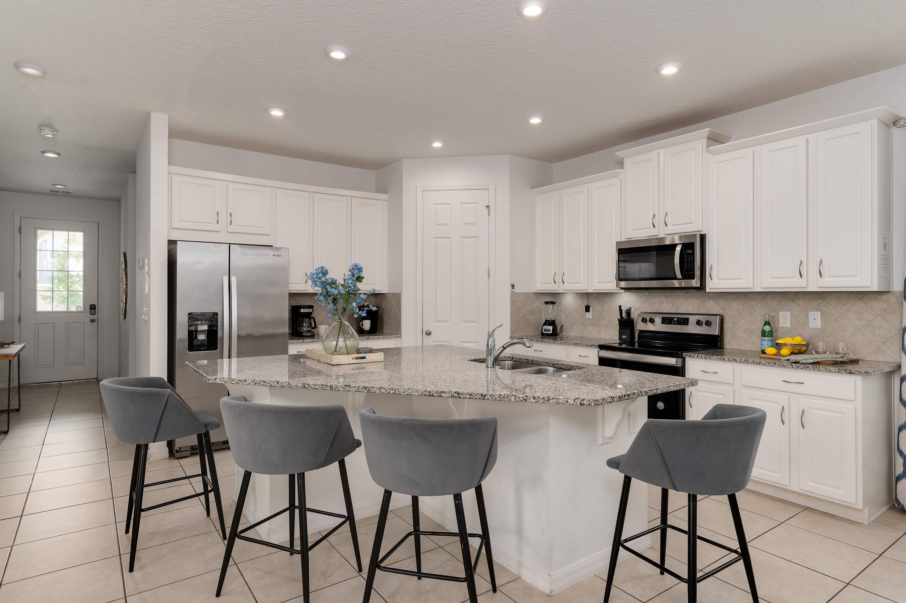 8BR retreat w/ game room, pool & hot tub