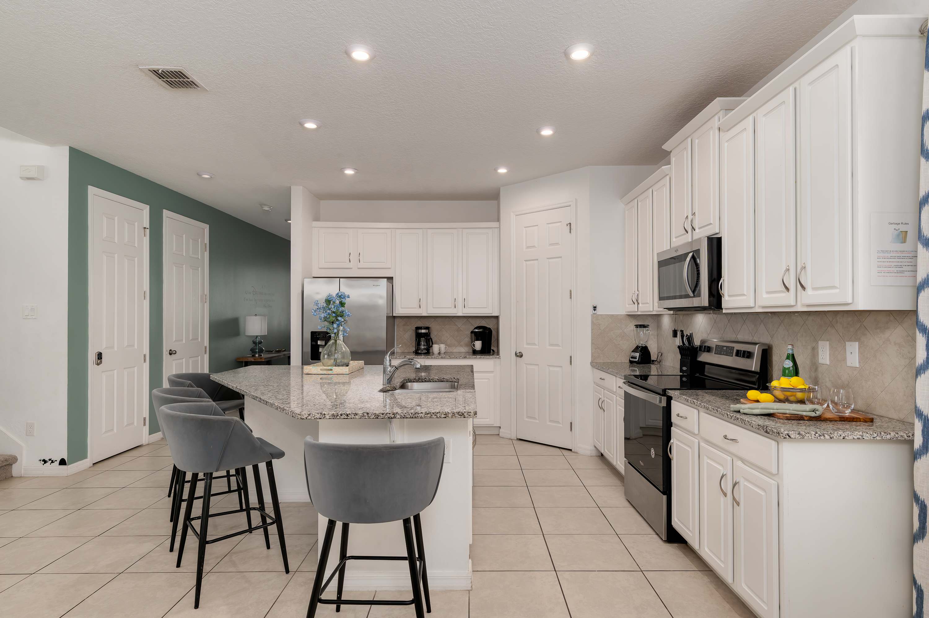 8BR retreat w/ game room, pool & hot tub